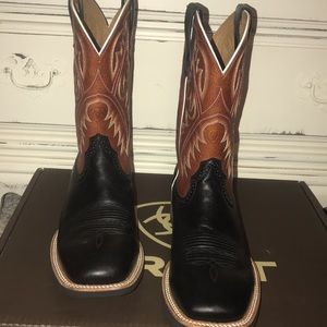 Men’s black ariat boots.